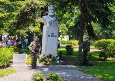 Пловдив се поклони пред делото на Христо Ботев