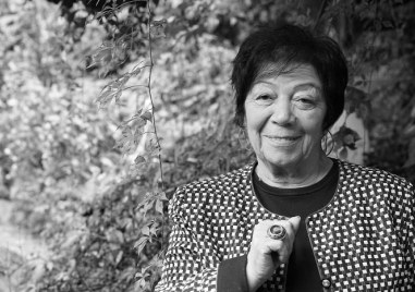 Напусна ни пловдивската поетеса писателка и издателка Божана Апостолова Това