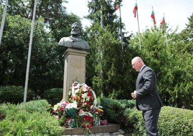 Министър председателят Росен Желязков положи днес цветя пред бюст паметника на Христо