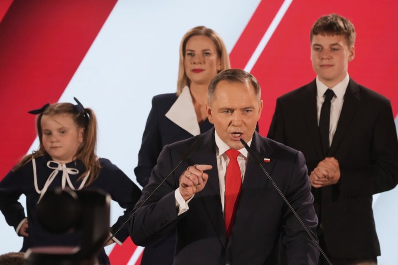 Окончателно: Десният Карол Навроцки печели изборите за президент в Полша