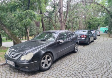 Спортен празник ли? Автомобили окупираха тепе в Пловдив