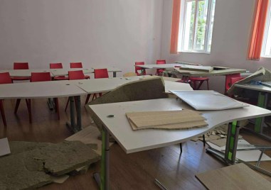 Таванът на ремонтирана сграда на пловдивско училище се срути по време на час