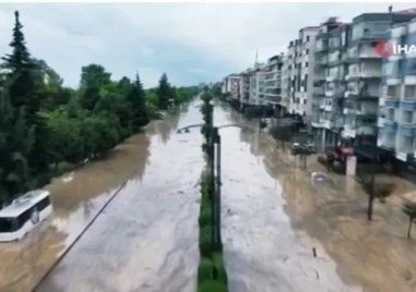 Воден капан в Турция: Проливни дъждове заляха градове, наводнени са магазини, жилища и офиси