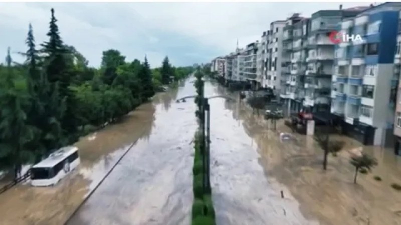 Воден капан в Турция: Проливни дъждове заляха градове, наводнени са магазини, жилища и офиси