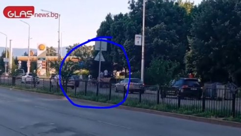 Забрана ли? Каруца шпори по ключов булевард в час пик в Пловдив ВИДЕО