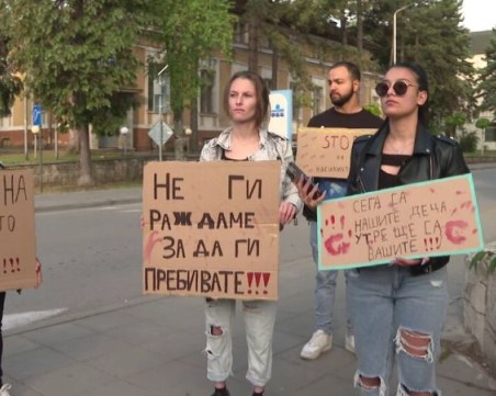 Оставиха в ареста мъжете, пребили с бухалки ученици в Бяла Слатина