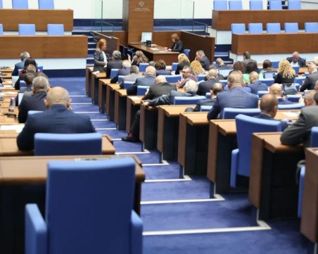 Парламентът отхвърли ветото на Радев върху промените в закона за ВЕИ