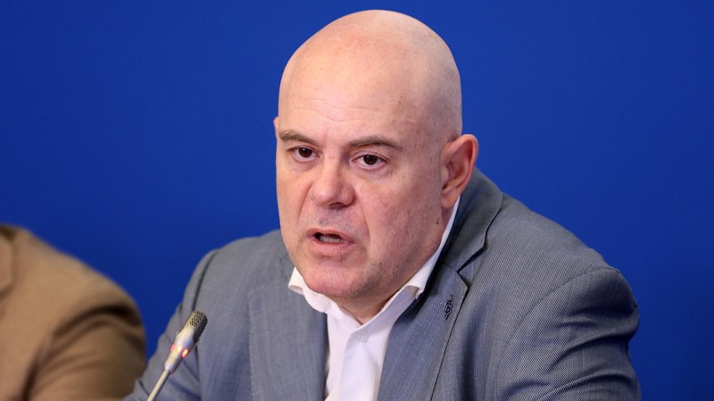 Бившият главен прокурор Иван Гешев е искал от подчинени да търсят свидетели по