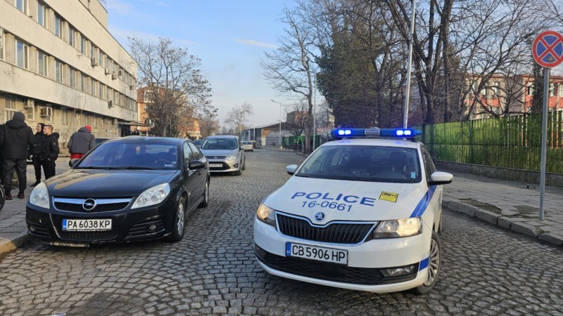 Сапьори и полиция окупираха бензиностанция в Сопот заради