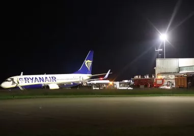 Самолет на авиокомпанията Райънеър кацна извънредно в Южна Германия защото 9