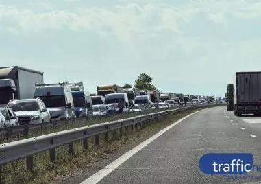 Шофьор е заклещен след катастрофа между микробус и камион на