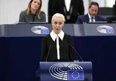 Юлия Навалная призова за борба до победа над Владимир Путин