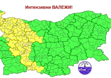 Жълт код за интензивни валежи в 9 области у нас утре