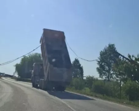 След самосвала на АМ 