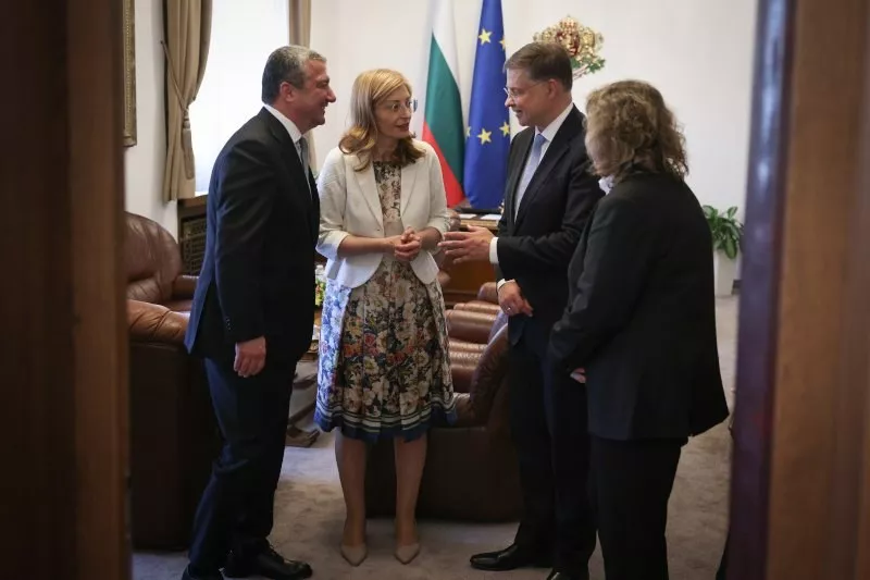 Киселова на среща с Домбровскис и Захариева: Положителните доклади разкриват нови икономически перспективи