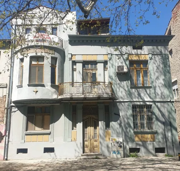 Продават етаж от къща с гараж в сърцето на Пловдив – гледката е към Главната и Цар-Симеоновата градина