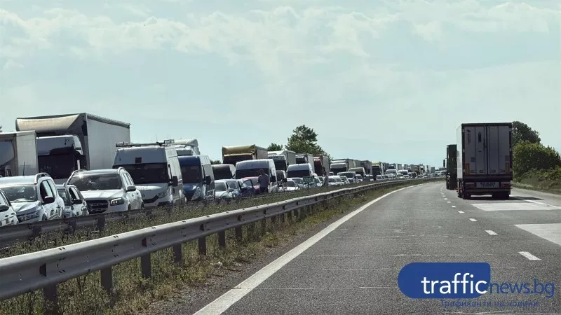 Шофьор е заклещен след катастрофа между микробус и камион на