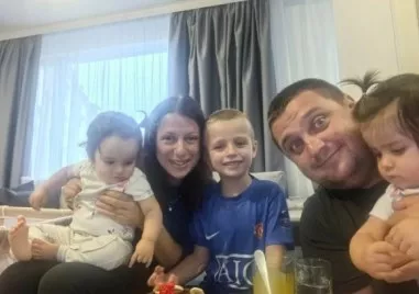 Камен обикновен млад съпруг и баща на три деца страхотно