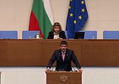 Ден 3 на скандали в парламента: От Възраждане обградиха Ивелин Михайлов, Радостин Василев разтървава свои депутати