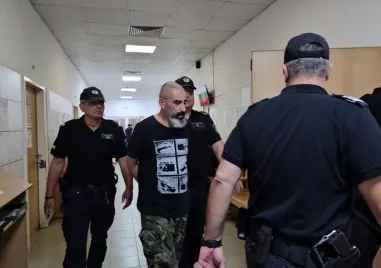Докараха с белезници в съда кандидат-самоубиеца Пейо – разплака се в залата