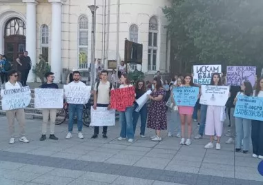 Искаме да лекуваме, а не да гладуваме: Младите медици излязоха с петиция към властта