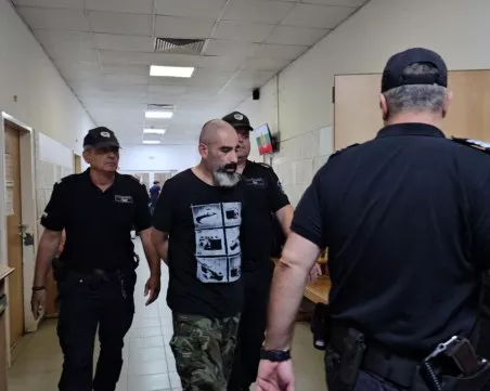 Докараха с белезници в съда кандидат-самоубиеца Пейо – разплака се в залата
