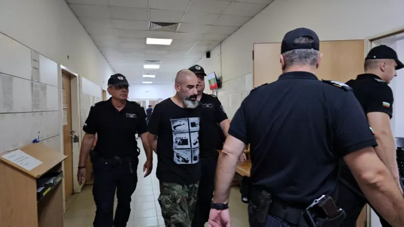 Докараха с белезници в съда кандидат-самоубиеца Пейо – разплака се в залата