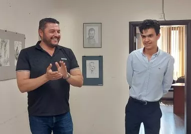 Младият талант Александър Николов подреди първа самостоятелна изложба в сградата на община „Родопи