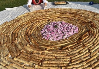 Рекорд! В Казанлък приготвиха най-дългата вита баница с рози