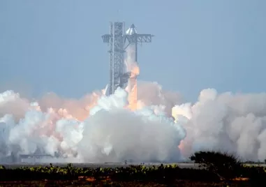 SpaceX изстреля в Космоса голям комуникационен сателит