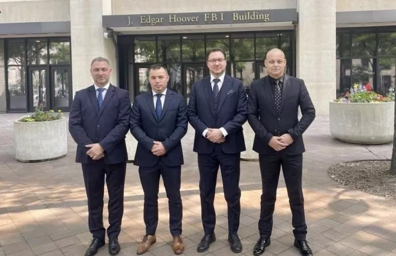 Българска делегация, водена от Даниел Митов, с важни срещи в централата на ФБР