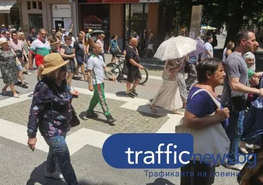 Бойци за българския лев веят знамена, палят дребни евра в Пловдив