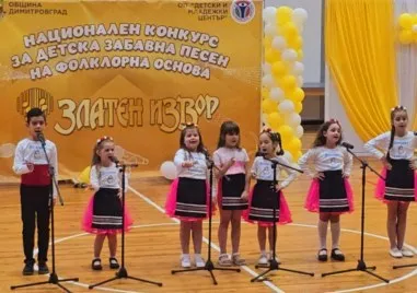 Композиторът Невена Кючукова и вокална група „Пеещите котенца със златни медали от конкурс