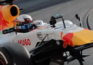 Никола Цолов подкара първия си болид от F1 в сърцето на София