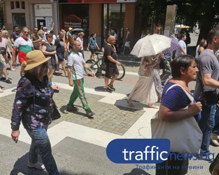 Бойци за българския лев веят знамена, палят дребни евра в Пловдив