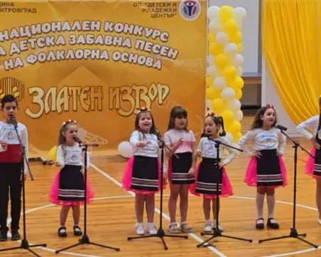 Композиторът Невена Кючукова и вокална група „Пеещите котенца