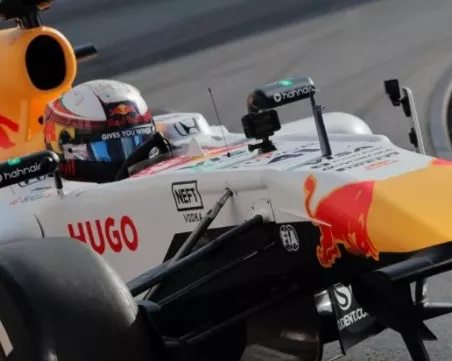 Никола Цолов подкара първия си болид от F1 в сърцето на София