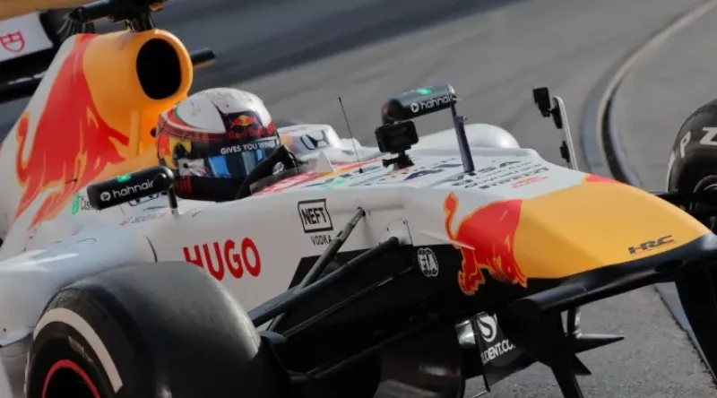 Никола Цолов подкара първия си болид от F1 в сърцето на София