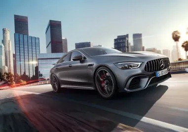 Шофьорка - рецедивист хвърчи със 133 км/ч с луксозен Mercedes AMG в Пловдив, остана без книжка