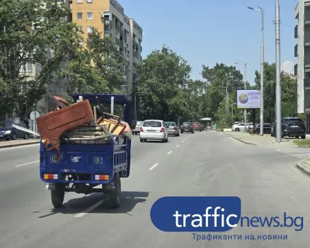 Триколка без табели и сигнализация, но с диван на борда, шокира трафика в Пловдив