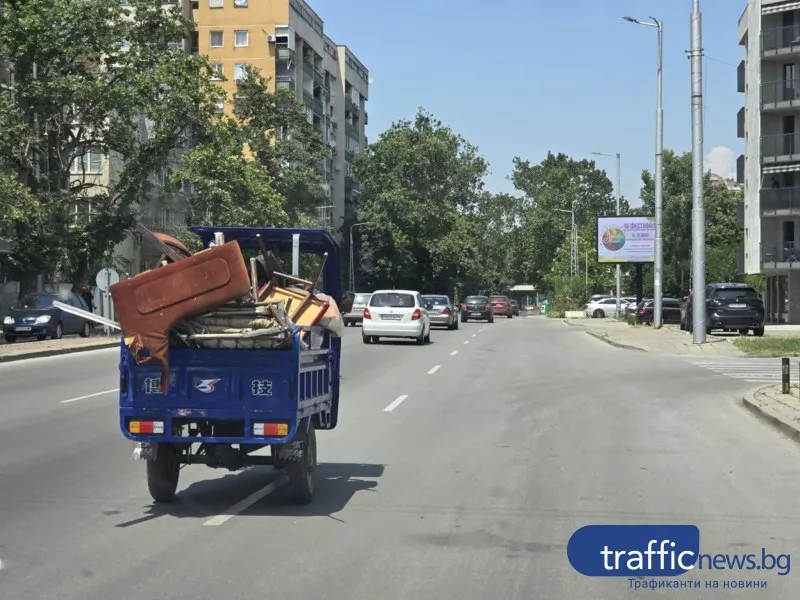 Триколка без табели и сигнализация, но с диван на борда, шокира трафика в Пловдив