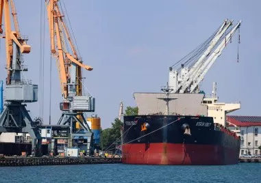 180 метров кораб е заседнал на входа на Пристанище Бургас в дясната