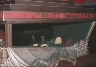 Руснаци се стичат за да зърнат балсамираното тяло на болшевишкия