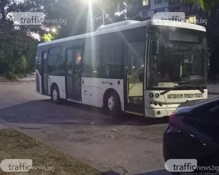 Автобус от градския транспорт в Пловдив стои изоставен с дни до Братската могила