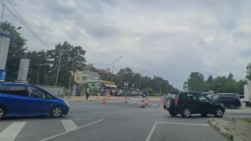 Пропадна част от пътя на изхода на Сопот към Анево