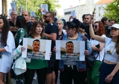 Над 500 души се събраха тази вечер пред съдебната палата