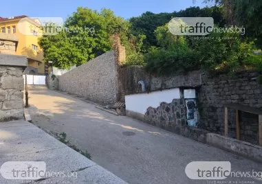 Опасният зид по дължината на ул Митрополит Паисий вече е