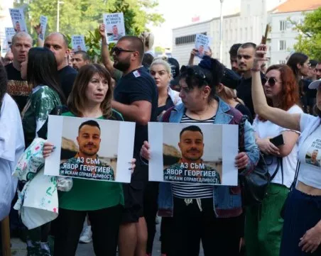 Над 500 души се събраха на протест във Варна в памет на Явор Георгиев