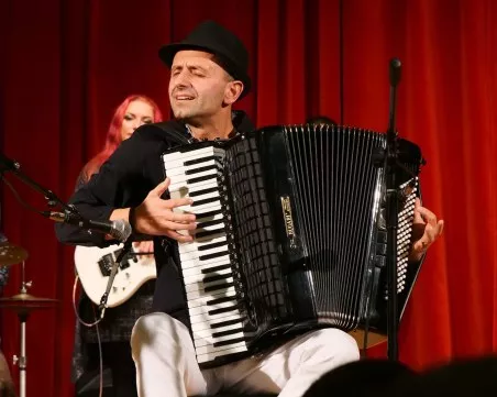 Откриват Есенния салон на изкуствата в Пловдив с китарата на Кевин Костнър