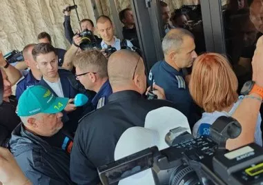 Противниците на еврото опитаха да нахлуят в сградата на bTV